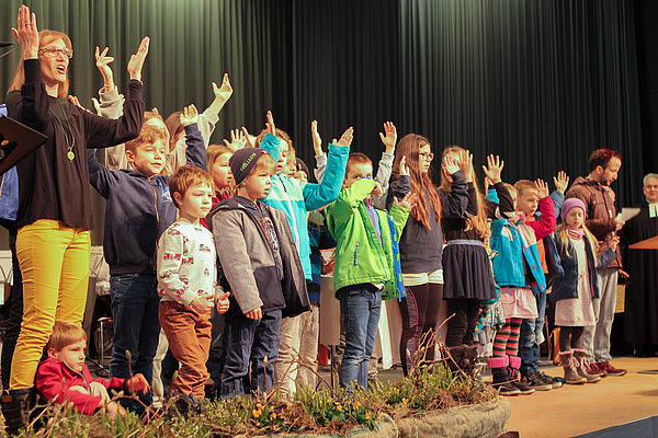 Kinder singen im Gottesdienst
