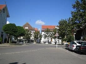Blick vom Saalplatz auf das Rathaus in Wilhelmsdorf