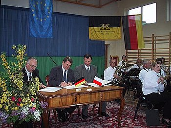 Unterzeichnung des Partnerschaftsvertrags im Jahr 2004